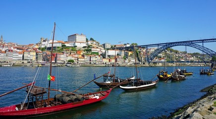Fototapeta na wymiar douro river in porto with colorful traditional boats