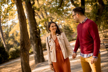 Obraz premium Young couple walking in the autumn park