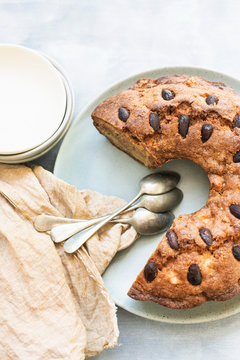 Bundt cake with almonds
