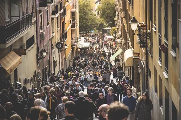 Selbstklebende Fototapete Madrid Menschen, die auf dem Madrider Weg gehen