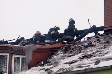 Strażacy dogaszający dach © qrrr