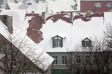 śnieg zalegający na dachach zabytkowych kamienic © qrrr