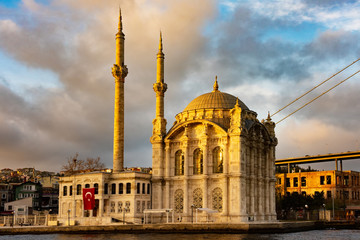 Fototapeta na wymiar Istanbul Ortakoy Mosque and Bosphorus Bridge