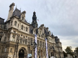 Fototapeta na wymiar Hôtel de Ville con cielo nuvoloso, Parigi, Francia