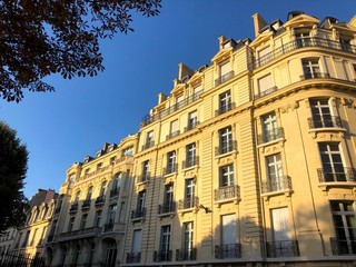 Fototapeta na wymiar Edificio al tramonto, Parigi, Francia