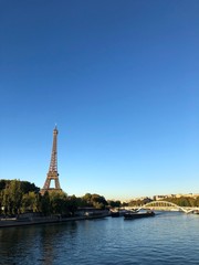 Fototapeta na wymiar Vista della Torre Eiffel e della Senna, Parigi, Francia
