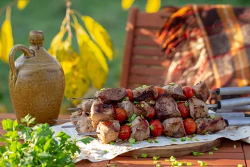 Fototapeten Döner mit Tomaten auf dem Tisch im Herbstgarten © lenakorzh