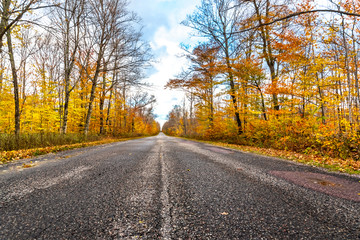 Obraz premium Road trip in Northern Michigan during the fall season