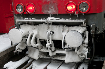 Vereister Kupplungsbereich einer Lokomotive