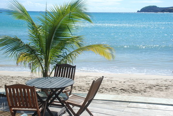 krzesła i stolik nad morzem