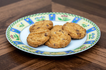 Several tasty cookies, whole or with drops of chocolate, in high resolution photography with quality. Photos of homemade cookies for dissemination