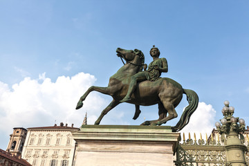 Obraz premium Всадник перед Палаццо Реале в Турине