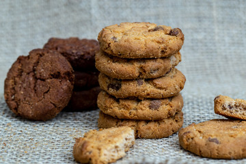 Several tasty cookies, whole or with drops of chocolate, in high resolution photography with quality. Photos of homemade cookies for dissemination