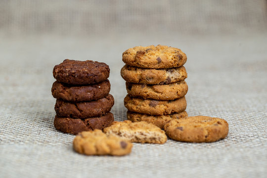 Several tasty cookies, whole or with drops of chocolate, in high resolution photography with quality. Photos of homemade cookies for dissemination