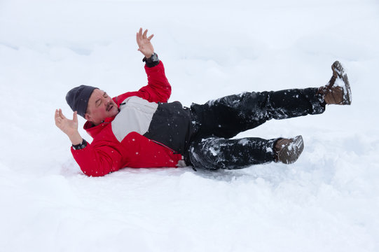 Mann mit rotem Anorak st&uuml;rzt im Schnee