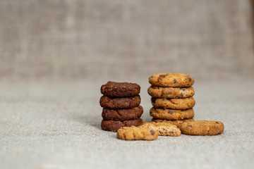 Several tasty cookies, whole or with drops of chocolate, in high resolution photography with quality. Photos of homemade cookies for dissemination