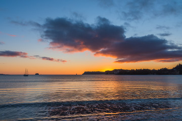 Obraz premium Sunrise at the beach with the clouds floating by
