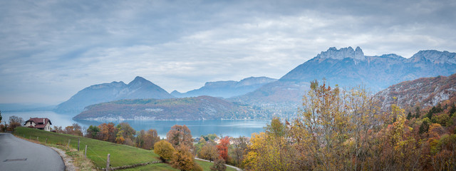 Panorama du lac d'Annecy depuis le Taillefer en automne