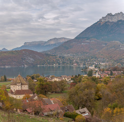 Fototapeta na wymiar Rive Est du lac d'Annecy et Duingt en automne