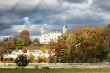 Obraz premium Albrechtsberg Castle in Dresden in the fall