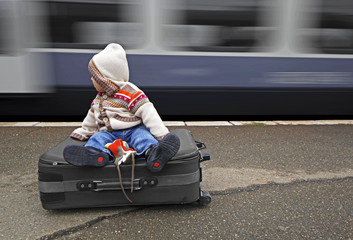 Little baby and luggage lost in the rail station © MEDIAIMAG
