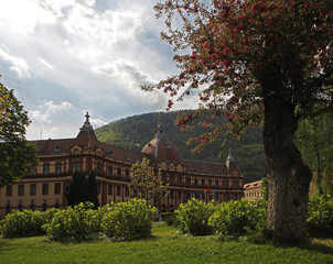 Obraz premium Brasov Prefecture building near central park