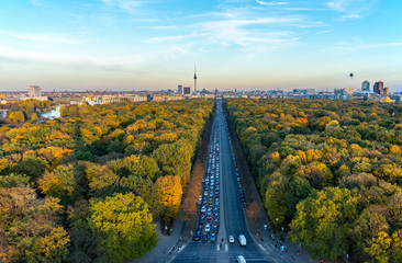 Berlin - Panorama im Herbst Richtung Brandenburger Tor / Fernsehturm (von der Siegessäule aus)