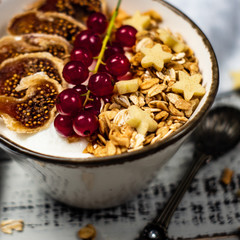 Joghurt mit Feigen, Müsli und Früchten