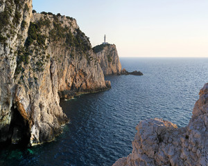 Naklejka premium Lighthouse on the rocky mountain