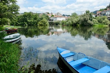 Obraz premium Rowboat River Scene