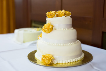 Fototapeta na wymiar White wedding cake