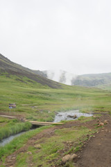 Landschaft mit heißen Quellen und Wasserfällen im Hengill Geothermalgebiet / Süd-West-Island