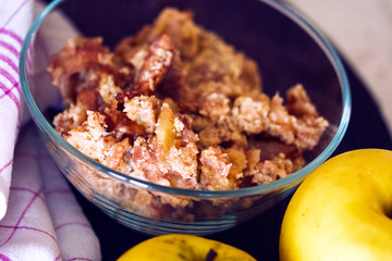 How to serve the apple crumble