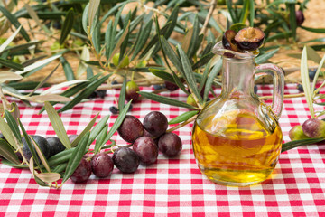 Aceitunas negras, una jarra con aceite de oliva virgen extra, 