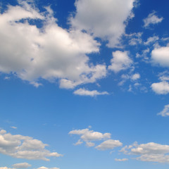 Obraz premium cumulus clouds in the blue sky. A bright sunny day