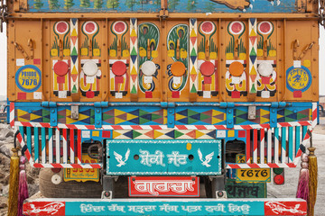 Naklejka premium Brigt and colorful traditionally pained Indian lorry on the street