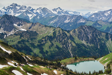 Fototapeta na wymiar Blick vom Zeigersattel auf Gipfel der Allgäuer Alpen im Frühling mit Seealpsee