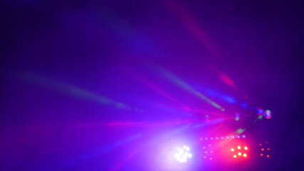 Laser e luci colorate in disco night