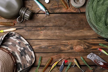 Crédence de cuisine en verre imprimé Pêcher Flat lay composition with fishing equipment and space for text on wooden background