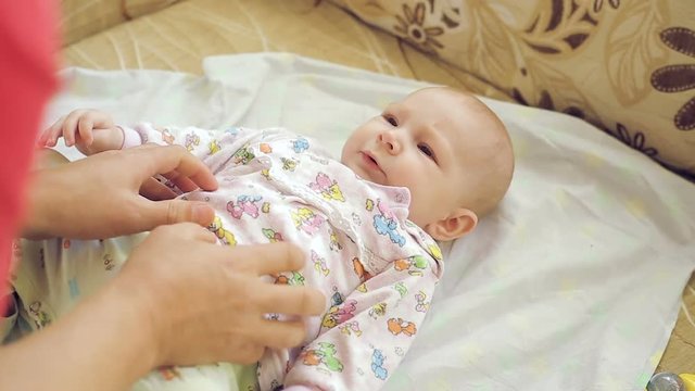 Dad makes charging the newborn, the child bends the arms