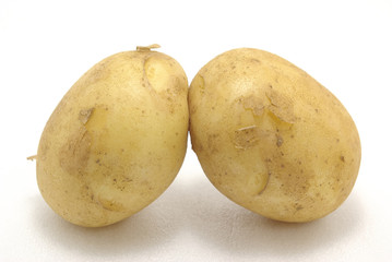白背景に、寄り添うふたつのジャガイモ