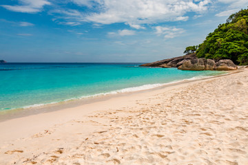 Fototapeta na wymiar A beautiful empty sandy beach and tropical ocean (Similan Islands)