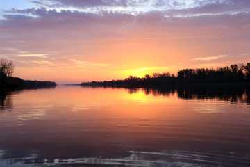 Fototapeta na wymiar magnificent sunset over the river