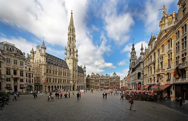 Badezimmer Foto Rückwand Touristen, die den Grand Place in Brüssel besuchen © MEDIAIMAG