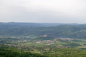 Obraz premium Tiefblick auf Buzet