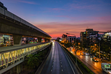Fototapeta na wymiar Bangkok/Thailand - 18 December 2015:Beautiful Sunset sky with Traffic near BTS in the bangkok City