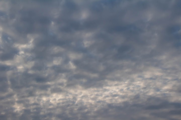 空を覆う灰色の雲