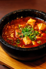 鉄鍋と麻婆豆腐（マーボドウフ）