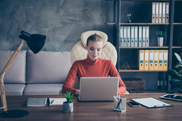 Marketer banker broker economist realtor she sit on her comfort 