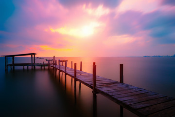 Obraz premium Old wooden bridge Lonely in the sea.